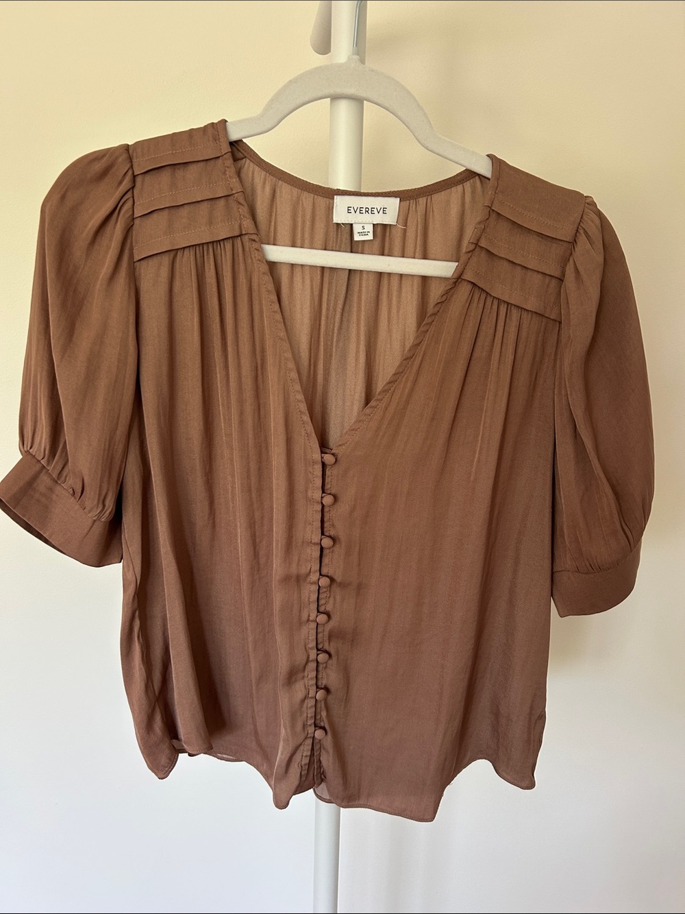 Evereve Mauve-Brown Button-Up V-Neck Puff Sleeve Blouse